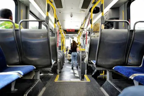 Autoerotismo sull'autobus: fermato clandestino nigeriano. Pronta l'espulsione