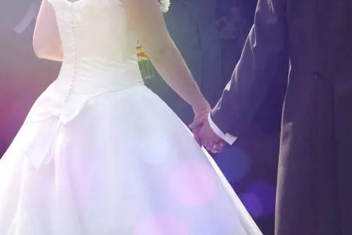 La sposa ha la diarrea il giorno delle nozze ​e rovina l'abito bianco