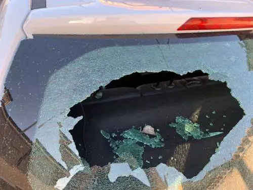 Frammenti di un Boeing 787 cadono su tetti e automobili a Fiumicino