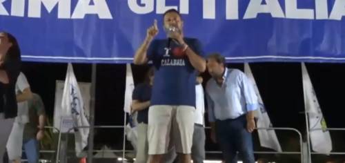 Blitz al comizio di Salvini: antagonisti rompono l'impianto audio