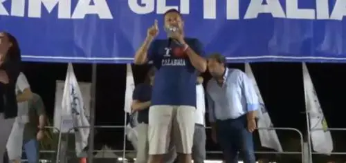 Blitz al comizio di Salvini: antagonisti rompono l'impianto audio