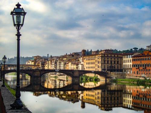 Si getta nell'Arno e poi cammina seminudo in città