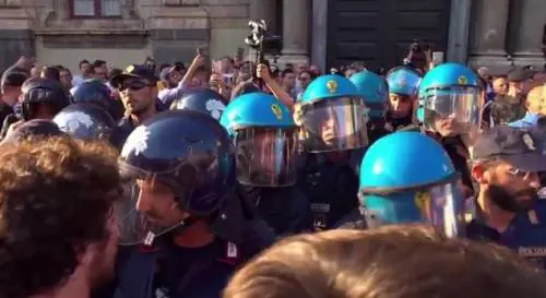 Lo "show" antagonista Prima contestano Salvini e poi accerchiano l'auto