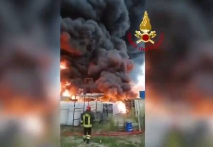 In fiamme un capannone di rifiuti speciali a Biella: si teme la nube tossica