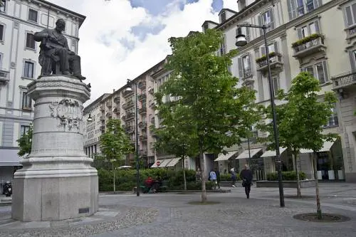 Milano, straniero aggredisce una donna con coccio di vetro