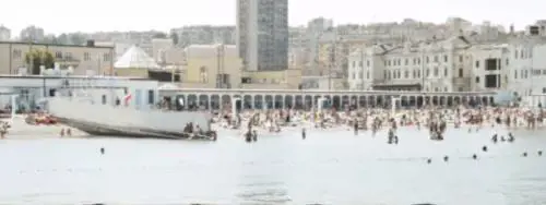 Sulla spiaggia di Trieste un muro bianco separa gli uomini dalle donne