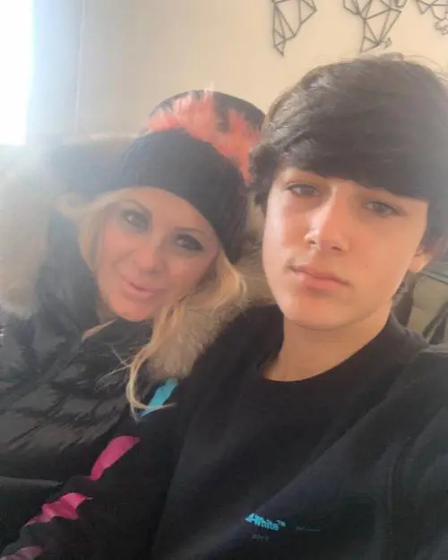 Il figlio di Tina Cipollari debutta come trapper: "Non mi serve l'aiuto di mamma e papà"