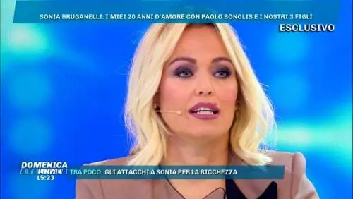 Il brutale attacco a Sonia Bruganelli: "Speriamo non diventi come i tuoi figli"