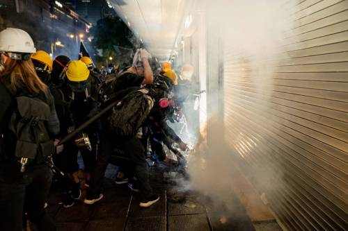 Scatta il pugno duro della Cina. A Hong Kong arrivano i blindati