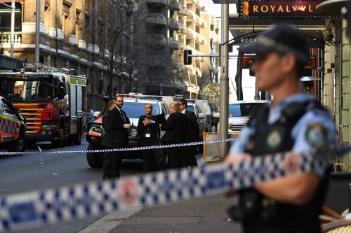 Terrore a Sydney, grida "Allah Akbar" e accoltella passanti: morta una donna