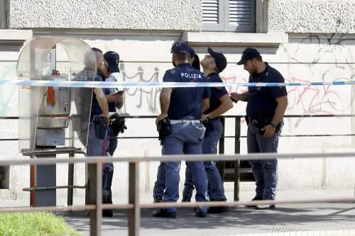 Milano, donna precipitata dal quarto piano: il corpo trovato davanti al Tribunale