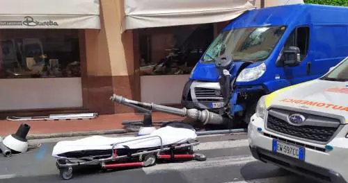 Sbanda col furgone mentre litiga e travolge coppia sul marciapiede