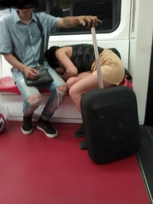 Ragazza sniffa nel metrò «È un'emergenza enorme»