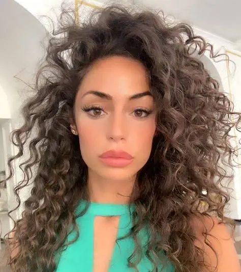 Raffaella Fico torna single, terminata la sua relazione con l'ex di Paola Caruso