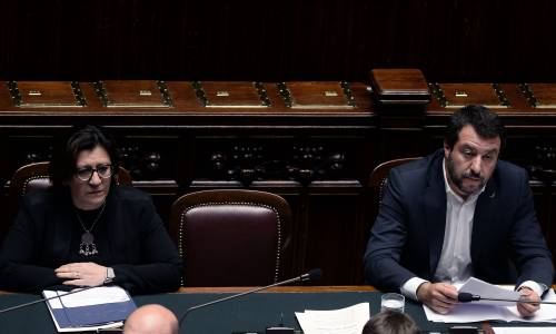 Salvini attacca la Trenta: "Capire se è sveglia o dorme..."