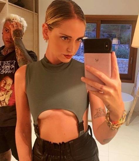 Chiara Ferragni scandalizza con un look provocante: "Ma non ti vergogni"