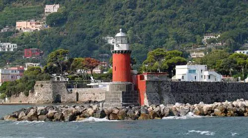 Crociera nel Golfo di Napoli salta per le condizioni meteo: scoppia il caos a bordo della motonave