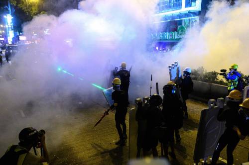 Hong Kong, soldati cinesi e blindati al confine: si teme imminente azione di Pechino