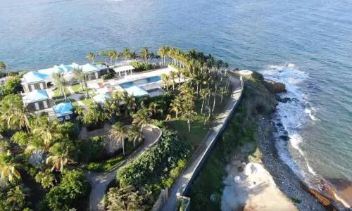 Sull'isola dei pedofili: "Mance d'oro da Epstein per tacere sugli abusi"