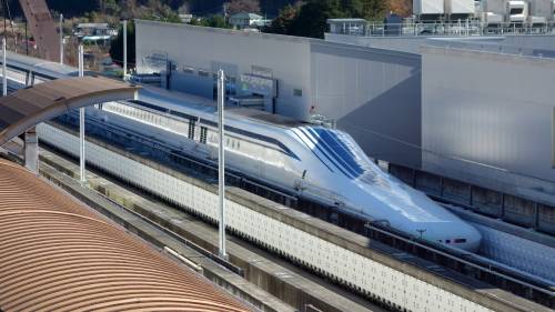 Il vanto nipponico viaggia in ferrovia. E i "treni proiettile" volano senza binari