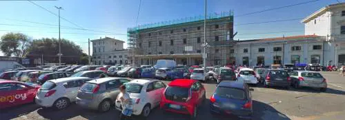 Roma, uomo seminudo in strada minaccia i passanti con un coltello