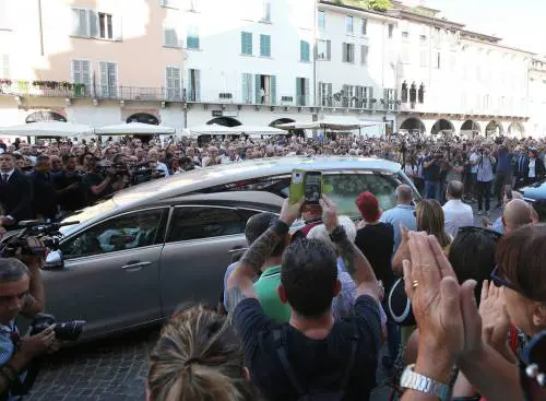 Pochi fedeli ai funerali e il parroco lancia un appello social