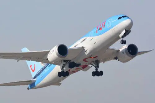 Spruzza acqua ai passeggeri, paura su un volo per Manchester
