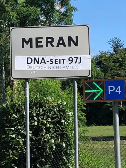 Alto Adige, la provocazione degli Schuetzen: coprono la scritta tedesca su 600 cartelli stradali