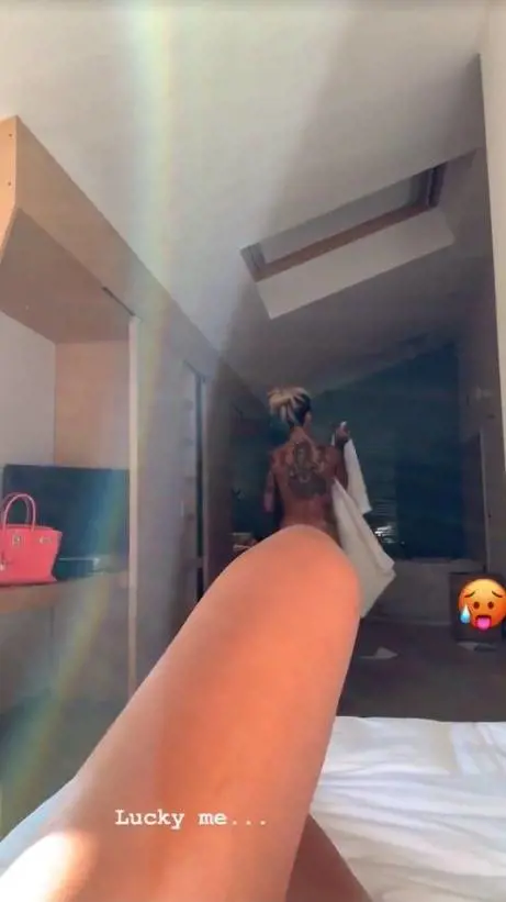 Taylor Mega riprende lo spogliarello integrale di Erica Piamonte
