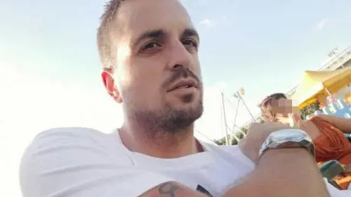 Padre 34enne muore investito da auto pirata. Salvo il figlio di 6 anni