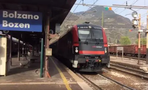 Bolzano, straniero ubriaco aggredisce macchinista