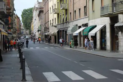 Parma, irregolare blocca il bus in centro e aggredisce l'ex compagna 16enne