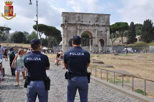 Ladro si traveste da donna per scippare i turisti