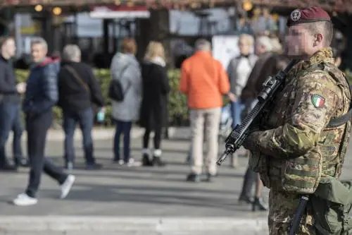 Bloccato per un controllo dà in escandescenza: ​tunisino ferisce 2 militari
