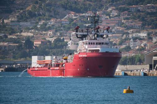 La Ocean Viking pronta all'assalto: "Fate sbarcare i 356 migranti"
