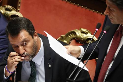 Tra "faccette" e gesti, Salvini ascolta Conte dai banchi di governo