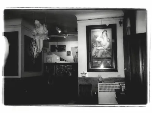 L'albergo in bianco e nero che ne ha viste di tutti i colori