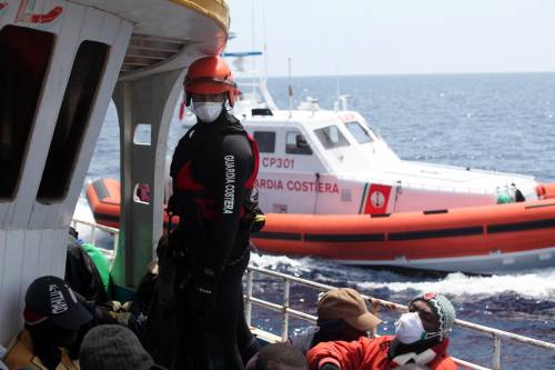 Migranti, Salvini svela l'inciucio "La Trenta cambia Mare Sicuro"