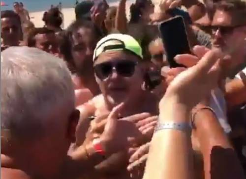 Vasco Rossi assalito dai fan in spiaggia: il Blasco è costretto a scappare