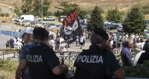 L'addio a Diabolik: tifoseria da stadio e saluti romani