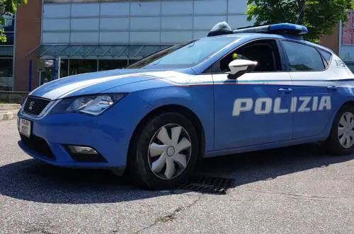 Gruppo di minorenni aggredisce a calci e pugni un commerciante