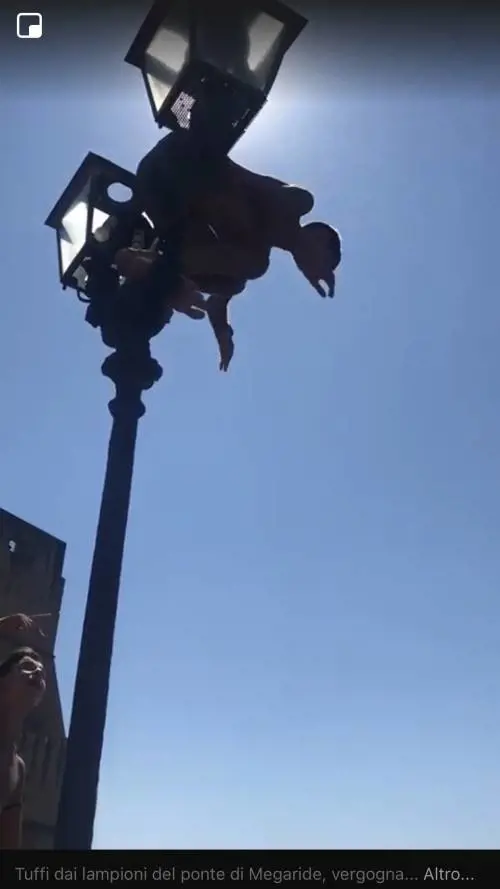 Napoli, tuffi pericolosi dai lampioni del ponte di Castel dell'Ovo