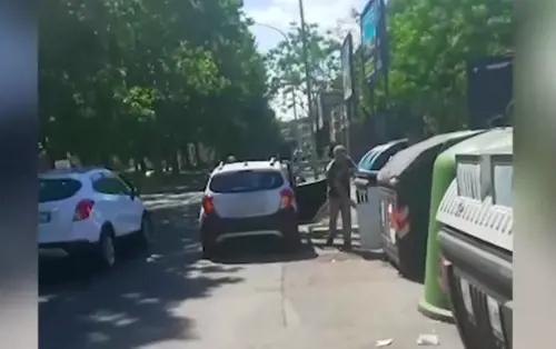Roma, beccato uno "zozzone": tavole di legno accanto ai cassonetti