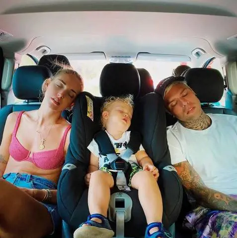 Chiara Ferragni e Fedez addormentati. Ma la foto scatena i fan