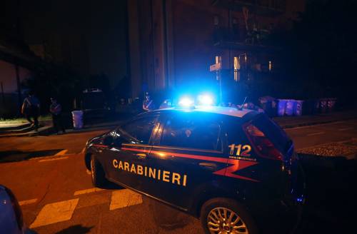 Salerno, 28enne tenta di uccidere padre disabile e attacca militari