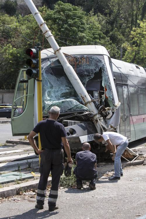 Roma, auto e tram si scontrano: tre feriti