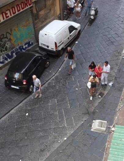 Napoli, turista scippata e trascinata per metri mentre passeggia con le figlie