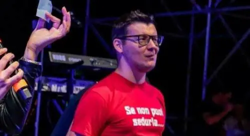 T-shirt choc del vice-sindaco: "Se non puoi sedurla, puoi sedarla"