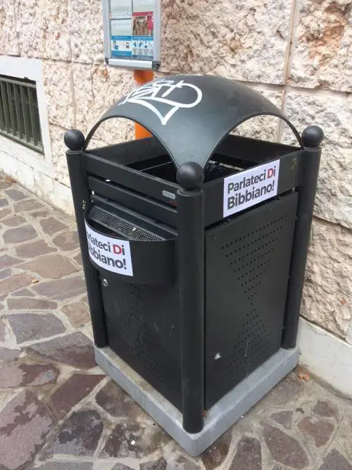 Il sindaco di Mantova chiama la polizia contro gli adesivi "Parlateci di Bibbiano"