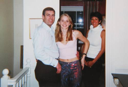 Il principe Andrea, la minorenne Virginia Roberts e la sua procacciatrice Ghislaine Maxwell